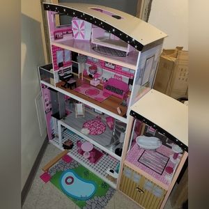 Doll house, barbies & accessories